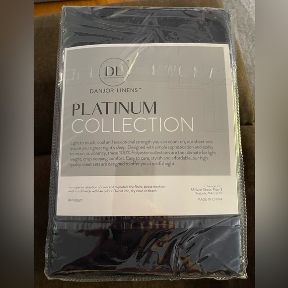 NWT - QUEEN - 6 PIECE SHEET SET PLATINUM COLLECTION BY DANJOR LINENS. Navy Blue. - Picture 5 of 8